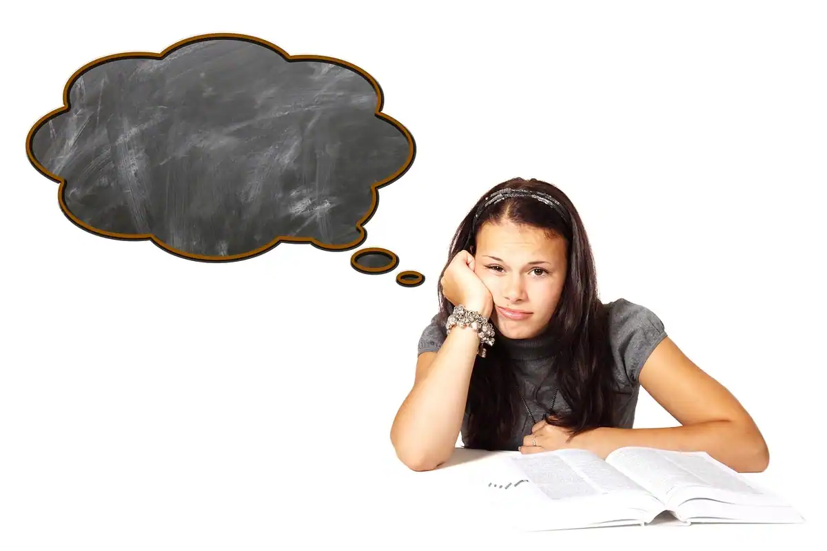 Adolescentă plictisită cu manualul deschis, care se gândește cum să-și organizeze studiul
