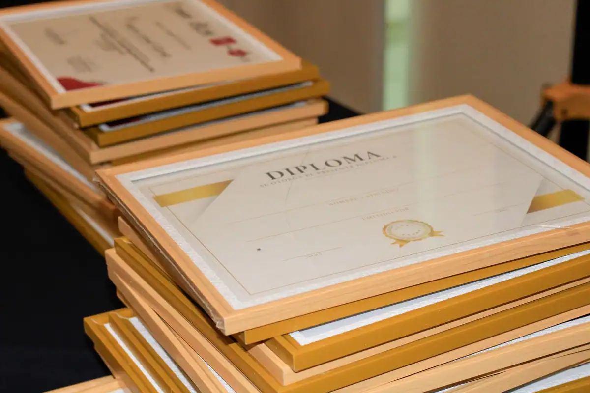 Teanc de diplome înrămate pregătite pentru recunoaștere și echivalare